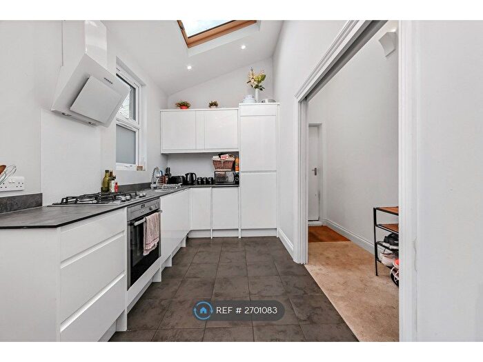 2 Bedroom Flat To Rent In Friary Road, London, SE15