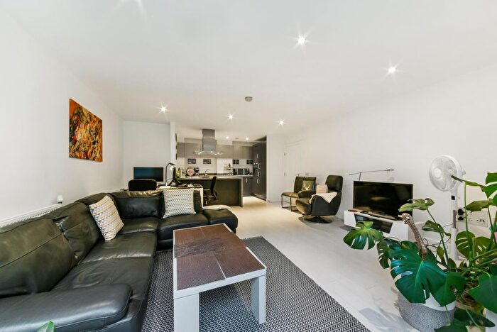 2 Bedroom Flat To Rent In Lucienne Court, New Festival Quarter, London, E14