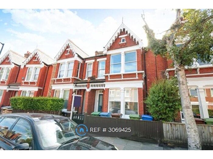 3 Bedroom Flat To Rent In East Dulwich, London, SE22