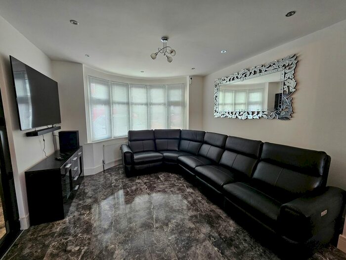 3 Bedroom Property To Rent In Walcot Avenue, Luton, LU2