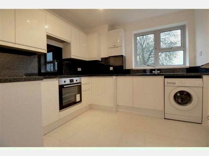 2 Bedroom Flat To Rent In Malvern Court, Addington Road, Reading, RG1