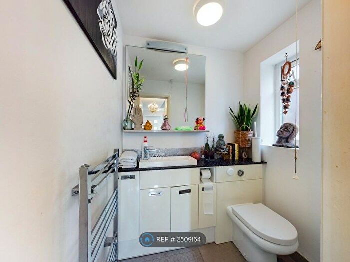 4 Bedroom Semi-Detached House To Rent In Wollaton Road, Nottingham, NG8