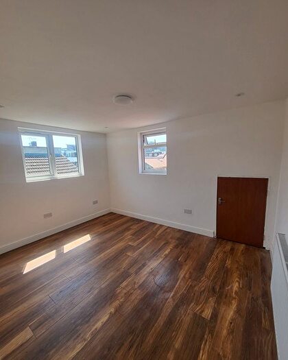 2 Bedroom Flat To Rent In First Avenue, Acton, W3