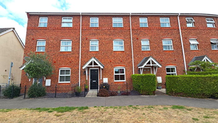4 Bedroom Town House For Sale In Urquhart Road, Thatcham, RG19