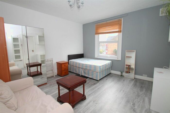 Studio To Rent In Park Avenue, Palmers Green, London, N13