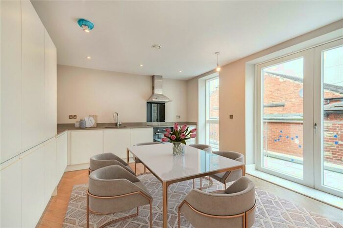 Flat To Rent In Station Parade, Harrogate, North Yorkshire, HG1