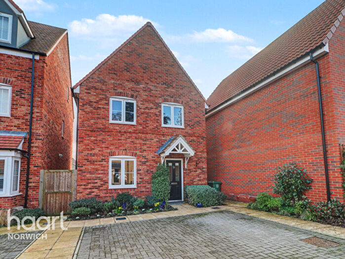 3 Bedroom Detached House For Sale In Hawthorn Drive, Norwich, NR13