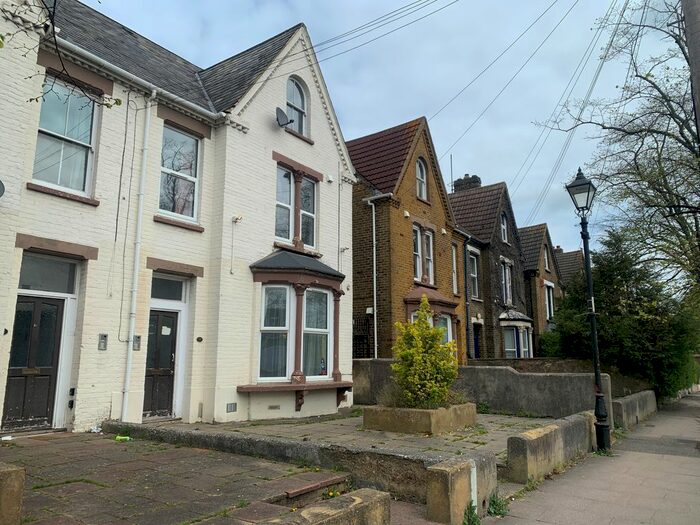 2 Bedroom Flat To Rent In Railway Street, Gillingham, Kent, ME7