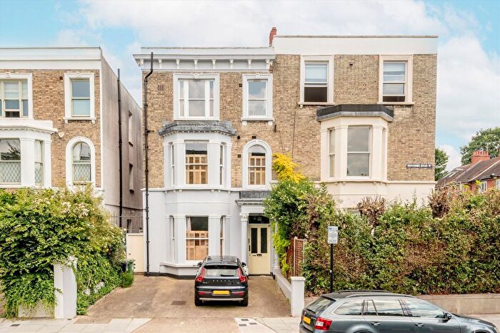 3 Bedroom Flat To Rent In Boscombe Road, Shepherds Bush, W12