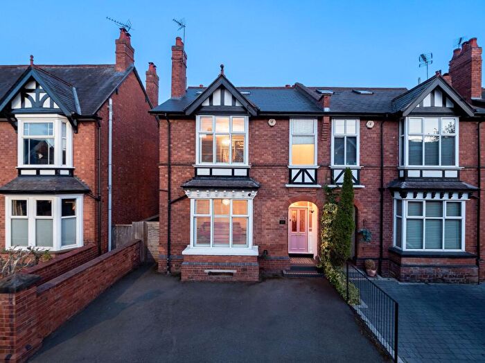 4 Bedroom Semi-Detached House For Sale In Waverley Road, Kenilworth, CV8