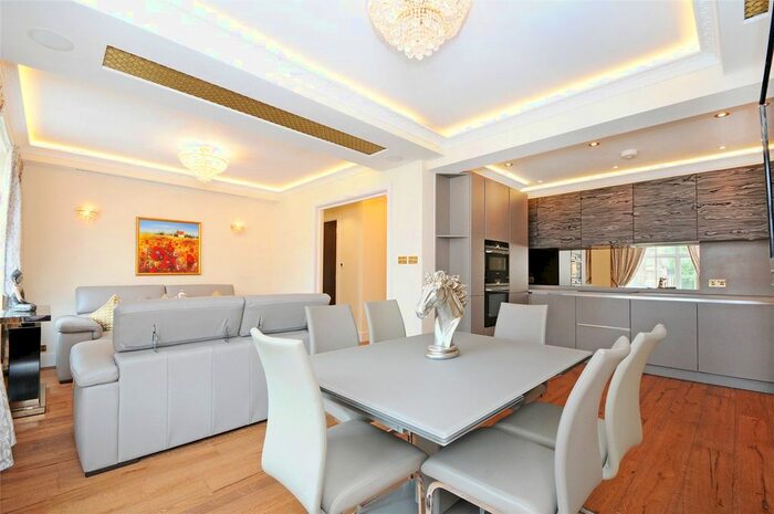 2 Bedroom Flat To Rent In Carrington House, Hertford Street, W1J