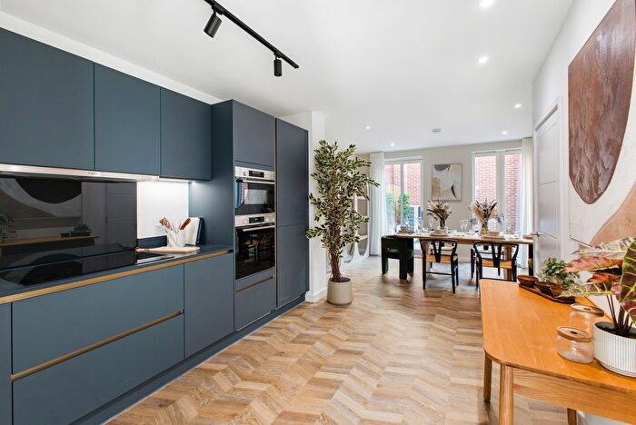 3 Bedroom Town House For Sale In Woodhill, Woolwich, SE18