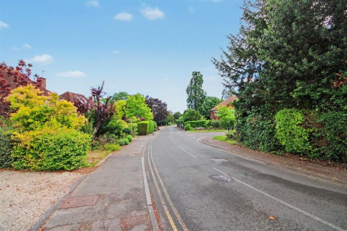 5 Bedroom Property For Sale In Greencroft, Guildford, GU1