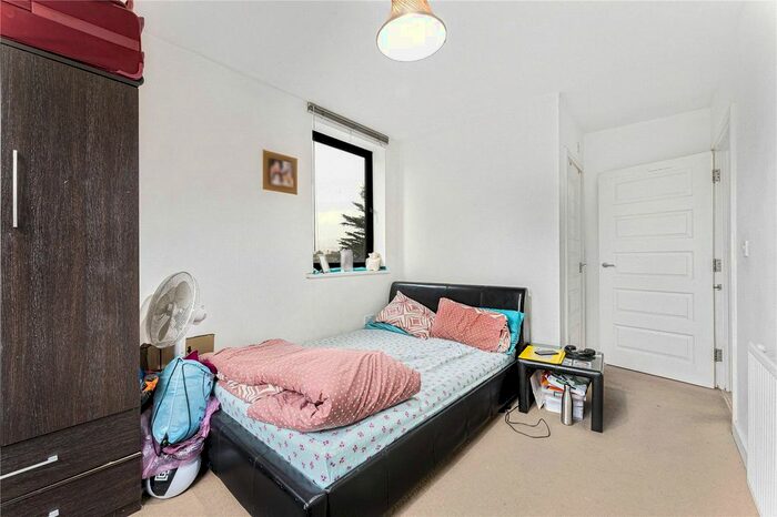 2 Bedroom Flat For Sale In Gateway Court, Parham Drive, Gants Hill, IG2