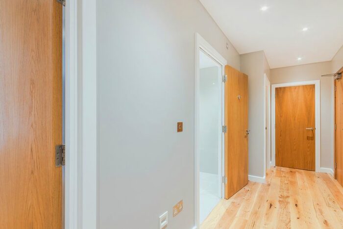 2 Bedroom Flat To Rent In Earls Court Road, London, SW5