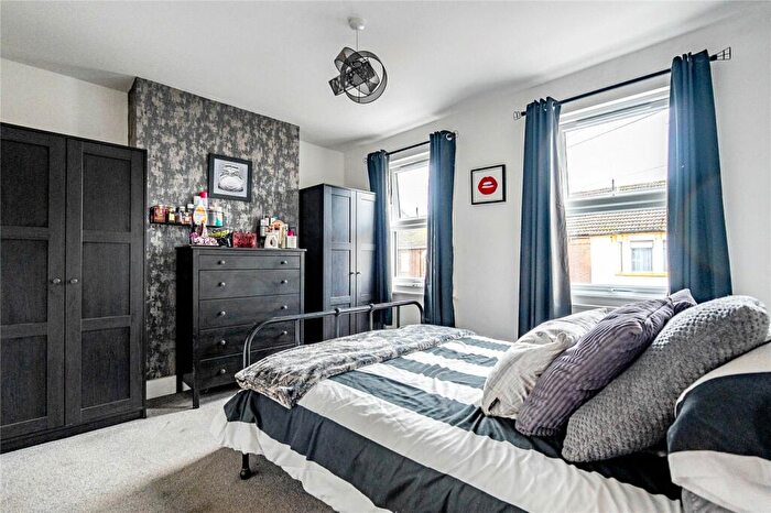 2 Bedroom Terraced House For Sale In Chiltern Road, Dunstable, Bedfordshire, LU6