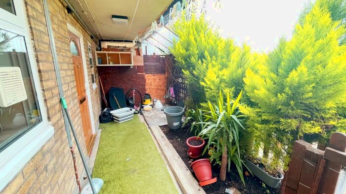 1 Bedroom Flat To Rent In The Weymarks, Weir Hall Road, London, N17