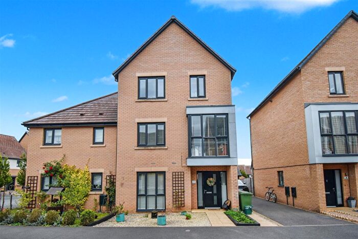 4 Bedroom Semi-detached House For Sale In Wychewood Close, Little Stanion, NN18