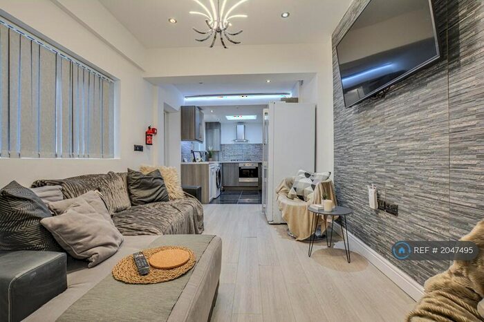 6 Bedroom Terraced House To Rent In Littleton Road, Salford, M6