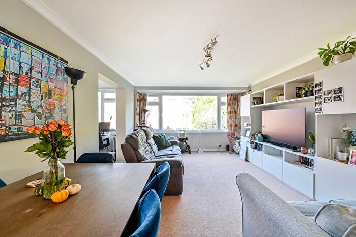 2 Bedroom Flat For Sale In St Margarets, Guildford, GU1