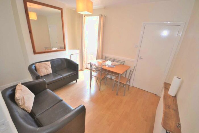 3 Bedroom Terraced House To Rent In Blenheim Gardens, Reading, Berkshire, RG1