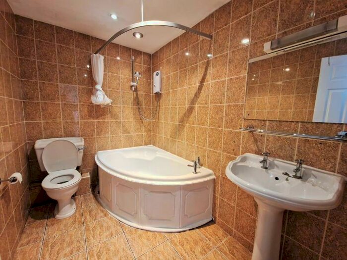 2 Bedroom Apartment To Rent In Street Lane, Roundhay, Leeds, LS8