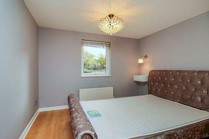 2 Bedroom Flat To Rent In Dicksonfield, Edinburgh, Midlothian, EH7