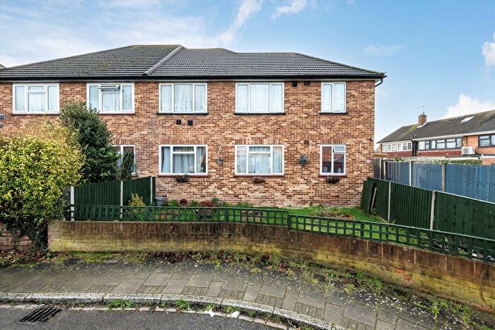 2 Bedroom Maisonette For Sale In Sutton Lane, Hounslow, TW3