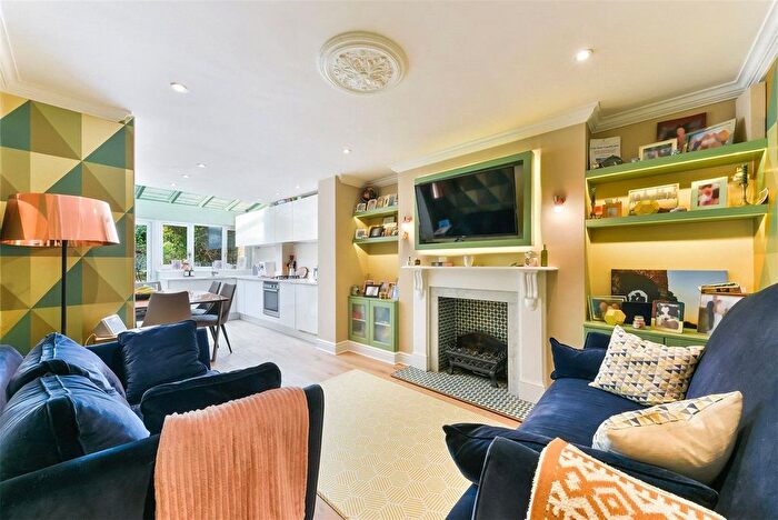 2 Bedroom Flat For Sale In Burstock Road, Putney, London, SW15