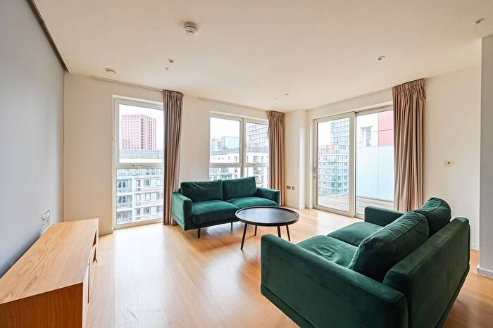 3 Bedroom Flat To Rent In Colville Mansions, Victory Parade, Stratford, London, E20