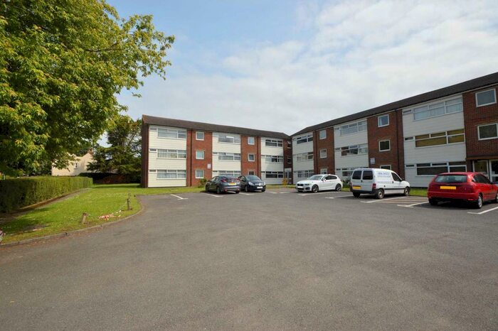 1 Bedroom Flat To Rent In New Court, Addlestone, KT15