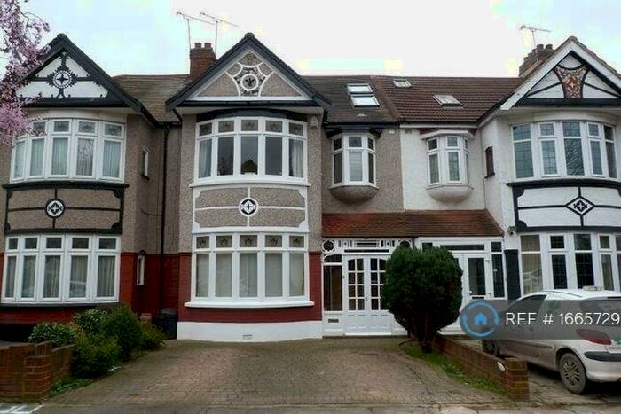 4 Bedroom Terraced House To Rent In Glenwood Gardens, Ilford, IG2