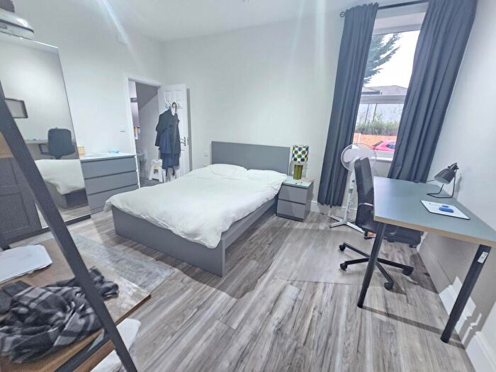 2 Bedroom House To Rent In A Victoria Road, Leeds, LS6