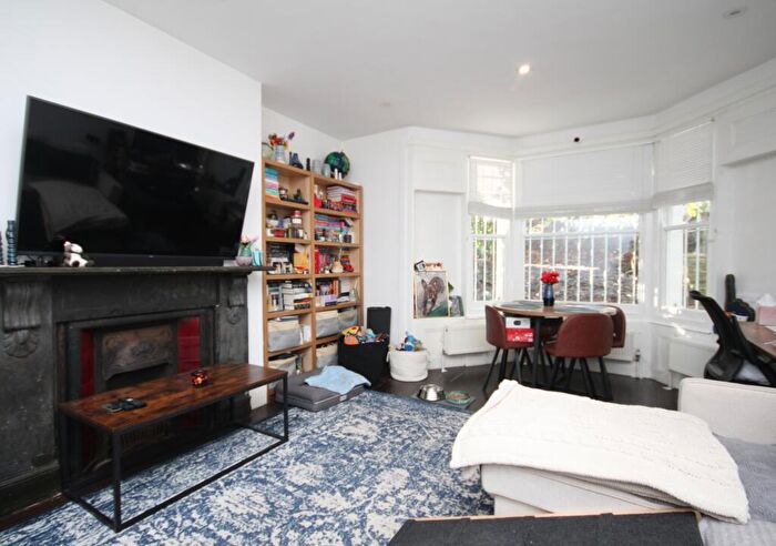 2 Bedroom Flat To Rent In Hillmarton Road, Islington, N7