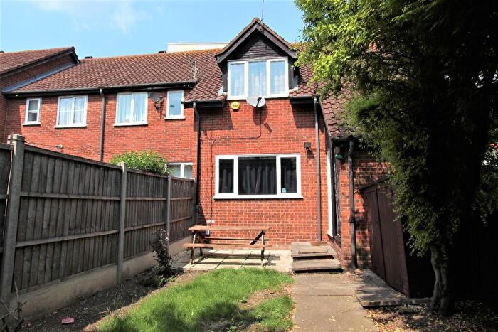 1 Bedroom Flat To Rent In Mahon Close, Enfield, Middlesex, EN1