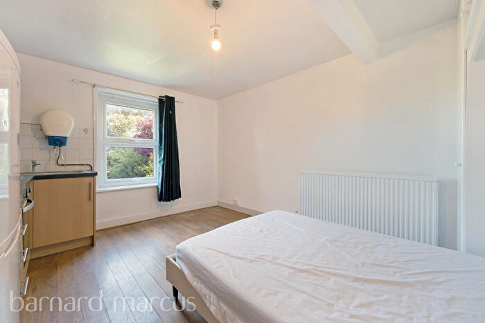 Flat To Rent In Cedar Road, Sutton, SM2