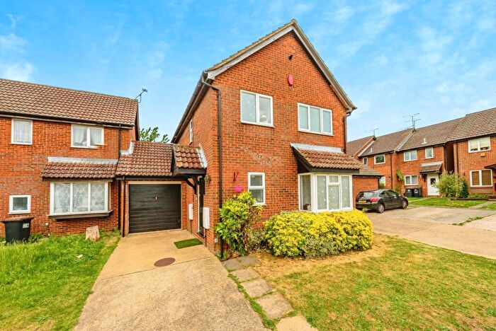 4 Bedroom Link Detached House For Sale In Fieldfare Green, Luton, Bedfordshire, LU4