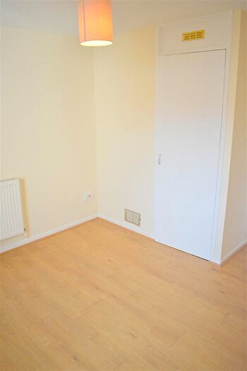 2 Bedroom Flat To Rent In Carwadric Road, Thornliebank, Glasgow, G46