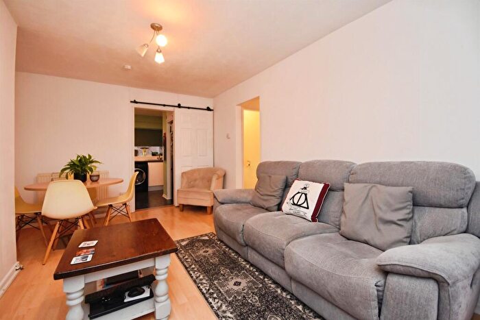 1 Bedroom Flat For Sale In Meadgate Avenue, Chelmsford, CM2