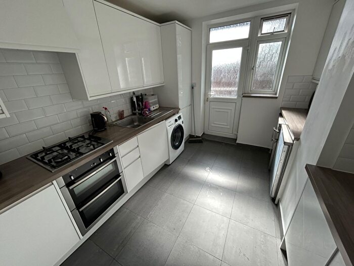 3 Bedroom Flat To Rent In Queens Road, Hendon, NW4