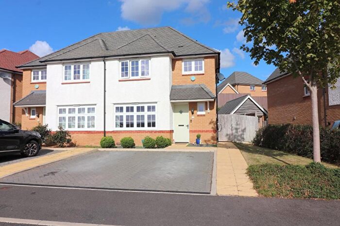 3 Bedroom Semi Detached House For Sale In Hunting Drive, Luton, Bedfordshire, LU2
