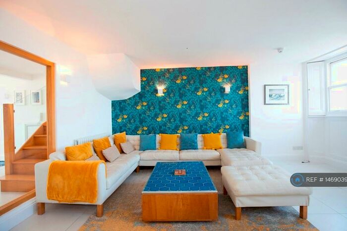 3 Bedroom Flat To Rent In Sussex Square, Brighton, BN2