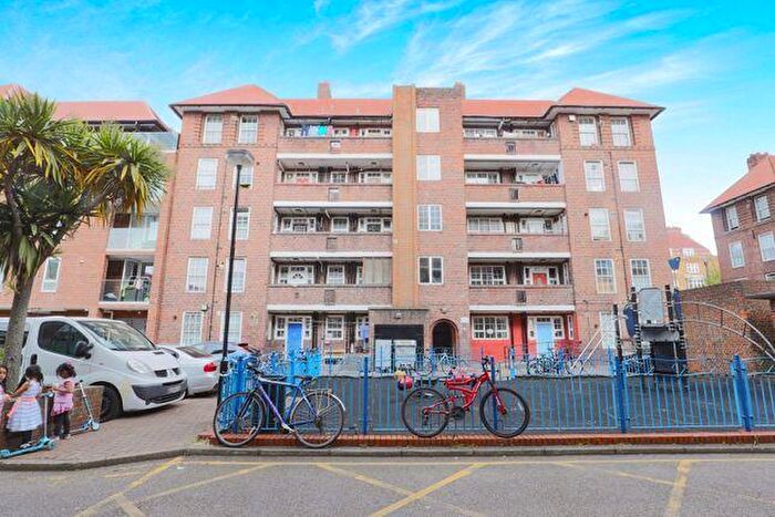 3 Bedroom Flat To Rent In Shadwell Gardens, Cable Street, Shadwell, Wapping, Limehouse, London, E1