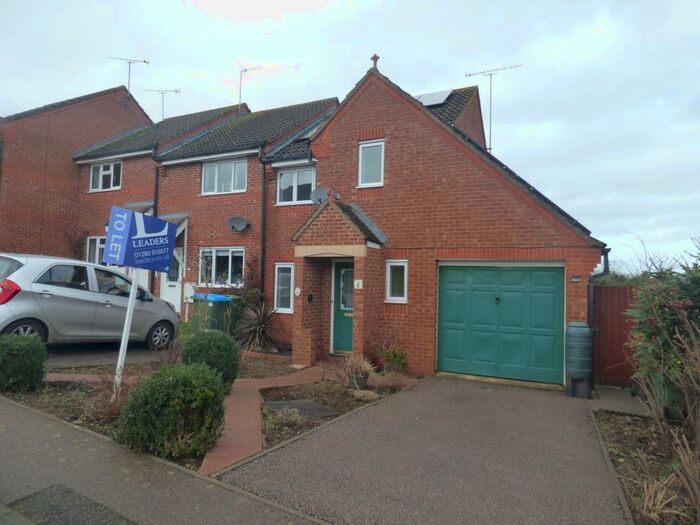 3 Bedroom Semi-Detached House To Rent In Bluebell Close, Buckingham, MK18