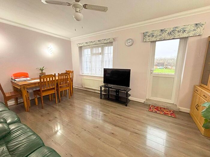 2 Bedroom Flat To Rent In Eastham Crescent, Brentwood, CM13