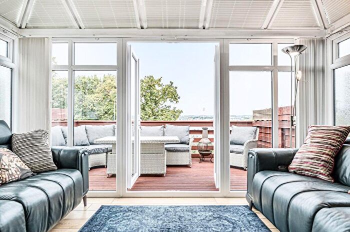 3 Bedroom Semi-Detached House For Sale In Braeside Road, Bitterne, Southampton, SO19