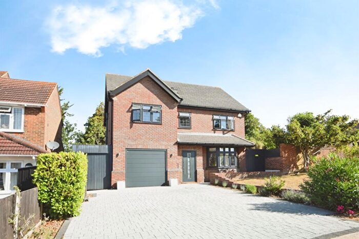 4 Bedroom Detached House For Sale In Priory Road, Romford, RM3