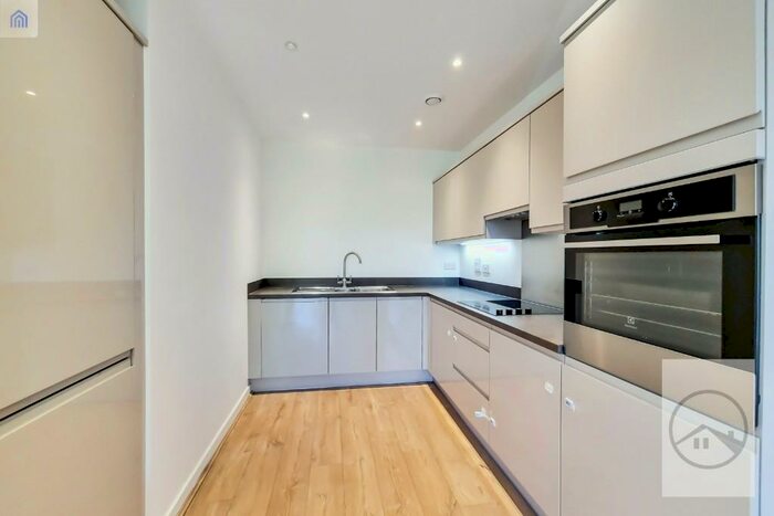 2 Bedroom Flat To Rent In Boundaries Road, London, SW12