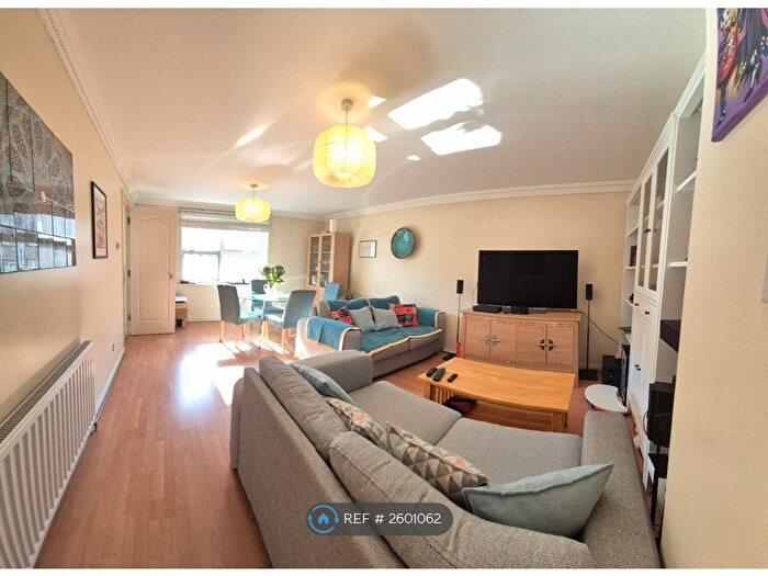 2 Bedroom Flat To Rent In Bedser Close, London, SE11