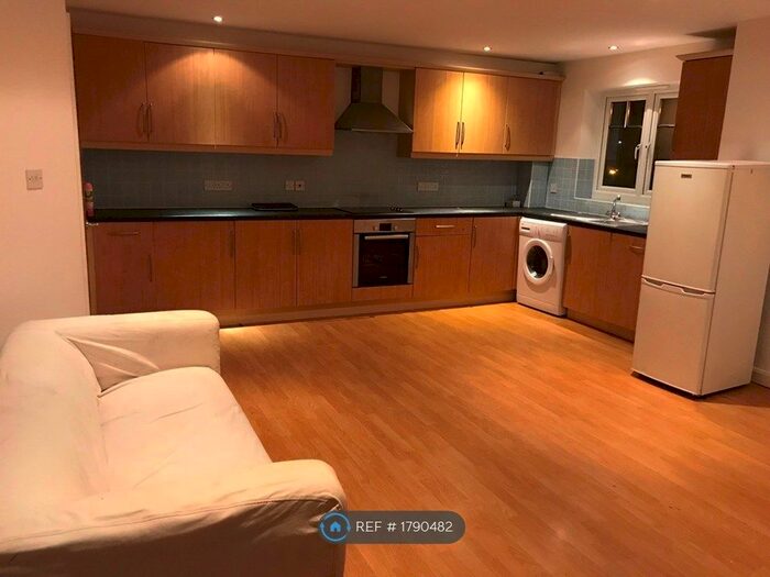 2 Bedroom Flat To Rent In Farley Hill, Luton, LU1